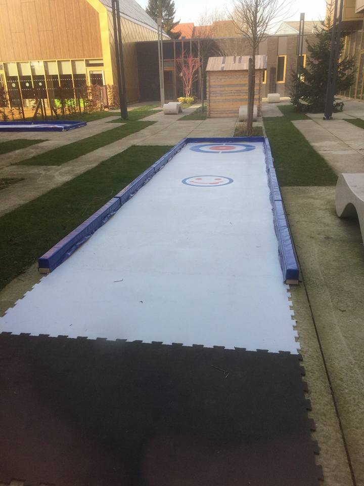 2 pistes de curling au marché de Noël de Willems