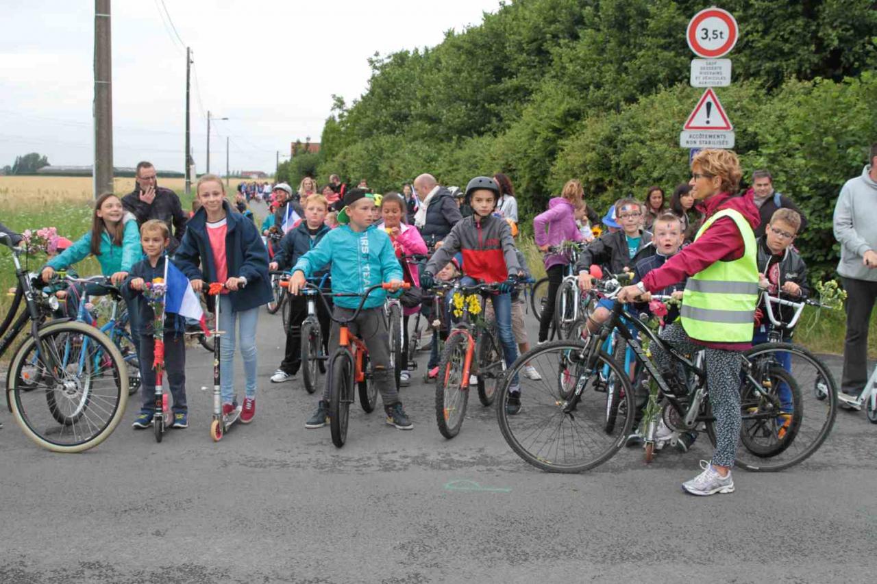 Le cortège vers la base de loisirs