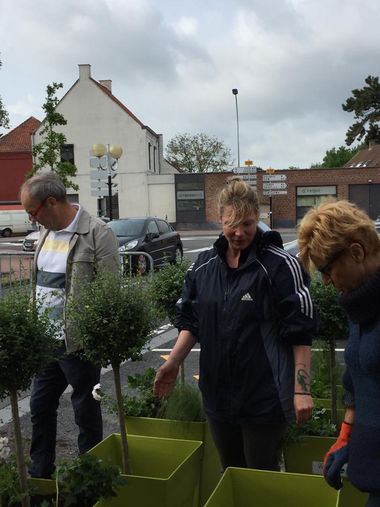 Réalisation des pots fleuris pour nos commerçants RD 90