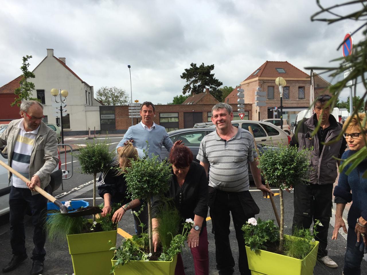 Réalisation des pots fleuris pour nos commerçants RD 90